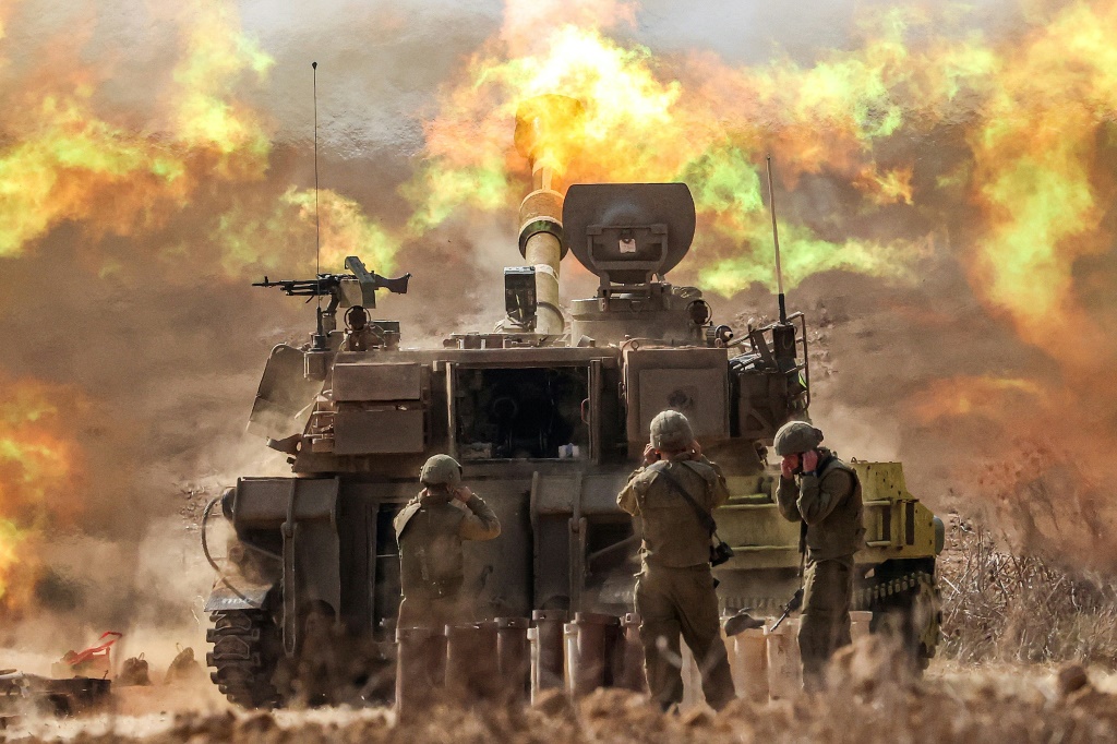 جنود صهاينة خلال عمليات قصف لقطاع غزة (ا ف ب)