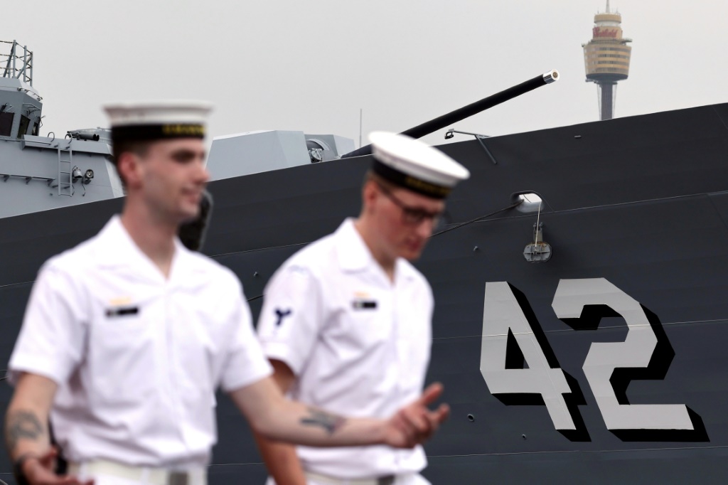 بحارة من البحرية الأسترالية الملكية يمرون من أمام مدمّرة في سيدني بتاريخ 20 شباط/فبراير 2024. (ا ف ب)