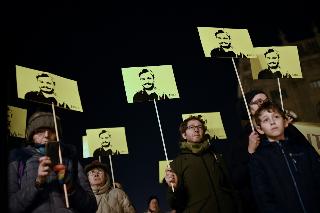 ناشطون من منظمة العفو الدولية يتظاهرون في تورينو في 25 كانون الثاني/يناير 2020 في الذكرى الرابعة لمقتل الطالب جوليو ريجيني. (ا ف ب)
