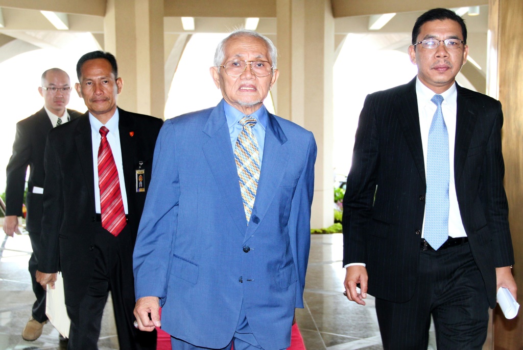 الطيب محمود (في الوسط)، شوهد في عام 2013، وكان رئيسًا لوزراء ولاية ساراواك الماليزية لأكثر من 30 عامًا. (ا ف ب)