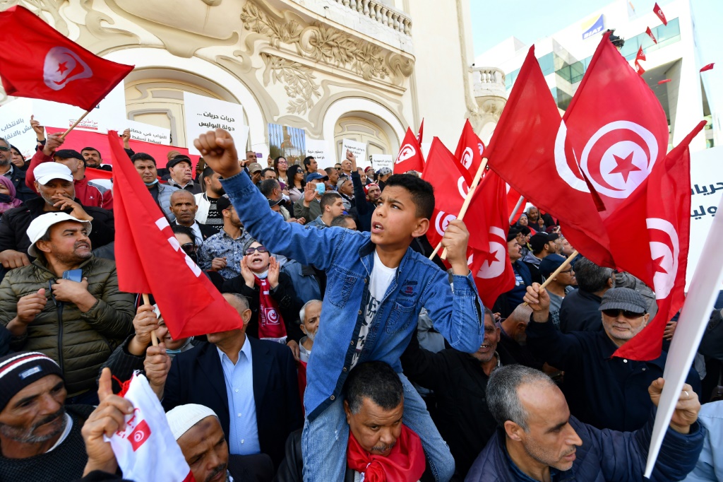 منذ شباط/فبراير 2023، سُجن أكثر من عشرين معارضًا بينهم رجال أعمال وشخصيات أخرى، يعتبرهم الرئيس التونسي الذي يحكتر السلطات في البلاد منذ العام 2021 "ارهابيين"، بتهمة "التآمر على أمن الدولة الداخلي والخارجي" (أ ف ب)