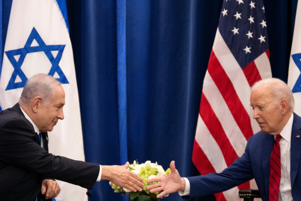 الرئيس الامريكي جو بايدن ورئيس حكومة الاحتلال الإسرائيلي بنيامين نتنياهو (أ ف ب)