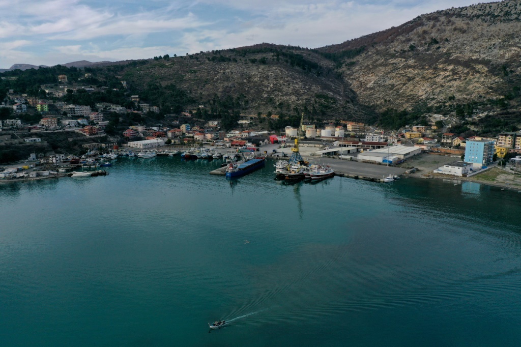 ميناء شينغجين، ألبانيا، حيث سيتم بناء مراكز المهاجرين بأموال إيطالية (أ ف ب)   