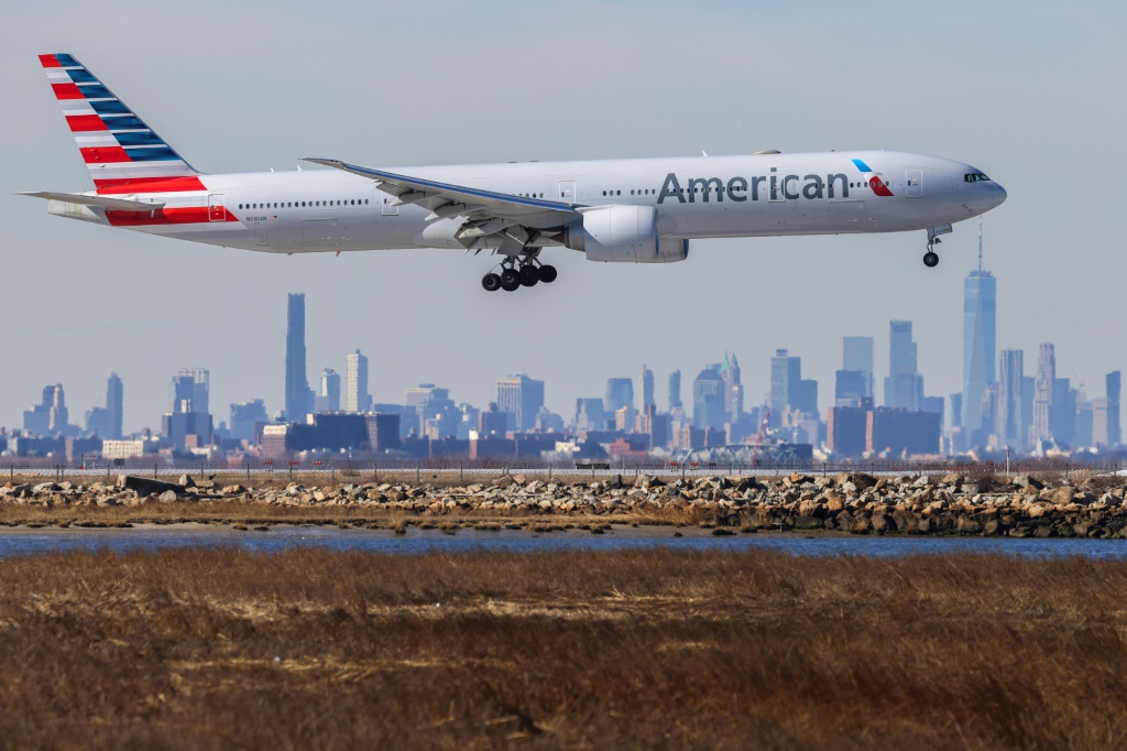 طائرة تابعة لشركة "أميريكن إيرلاينز" خلال هبوطها في مطار جي اف كاي في نيويورك في 7 شباط/فبراير 2024 (أ ف ب)   