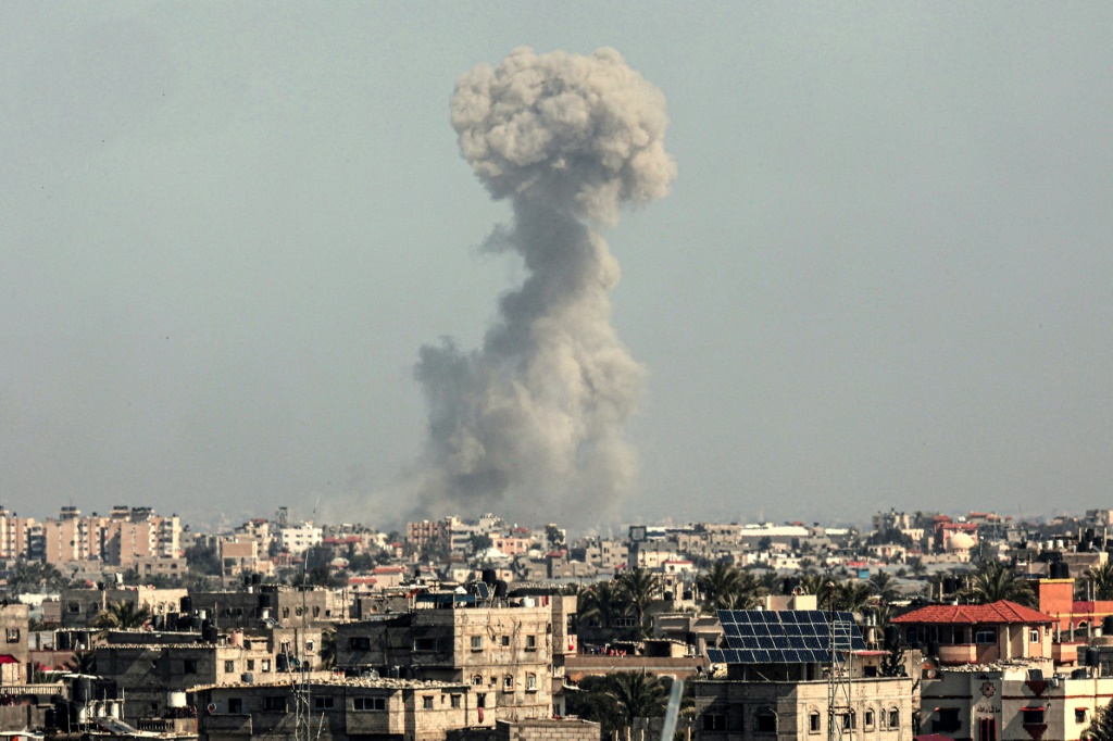 الدخان يتصاعد فوق خان يونس جنوب قطاع غزة خلال القصف الإسرائيلي في 21 فبراير 2024 (ا ف ب)