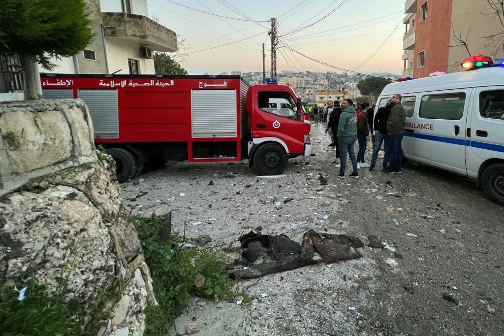 سيارة إسعاف وعربة إطفاء في موقع استهدف بغارة إسرائيلية في كفررمان قرب النبطية بجنوب لبنان في 22 شباط/فبراير 2024 (ا ف ب)