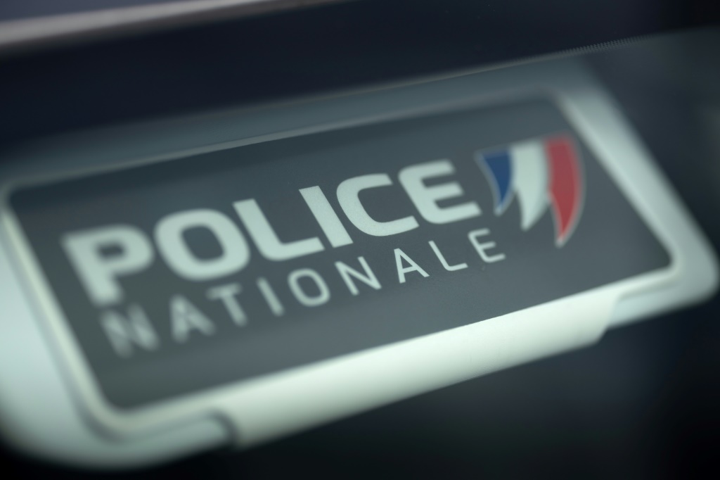 صورة تُظهر شعار الشرطة الوطنية الفرنسية على إحدى السيارات في 22 شباط/فبراير 2024 (ا ف ب)