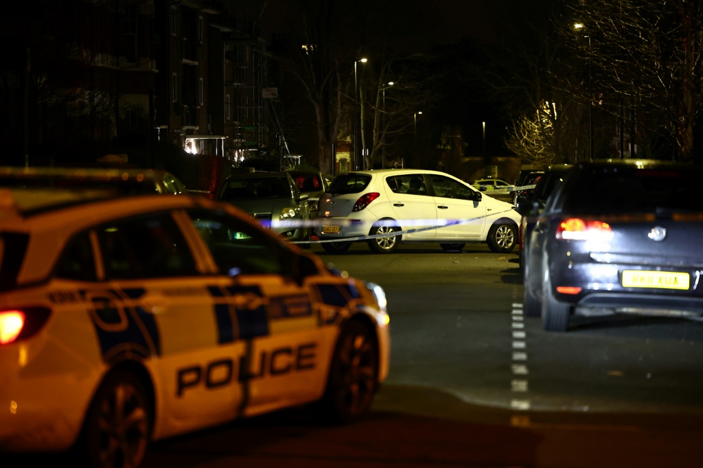 وحدات الشرطة في موقع الاعتداء بمادة كيماوية على امرأة وابنتيها في جنوب لندن في الأول من شباط/فبراير 2024 (ا ف ب)
