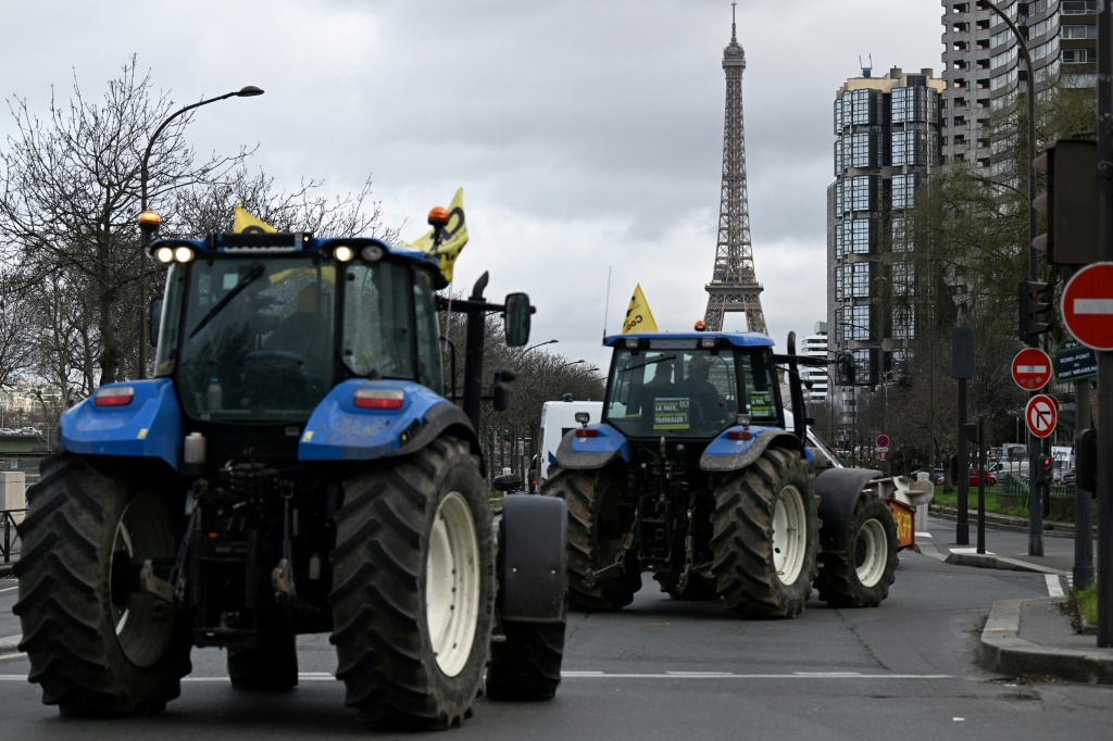 دخلت الجرارات إلى باريس يوم الجمعة حيث سعى المزارعون إلى زيادة الضغط على الرئيس الفرنسي إيمانويل ماكرون (أ ف ب)   