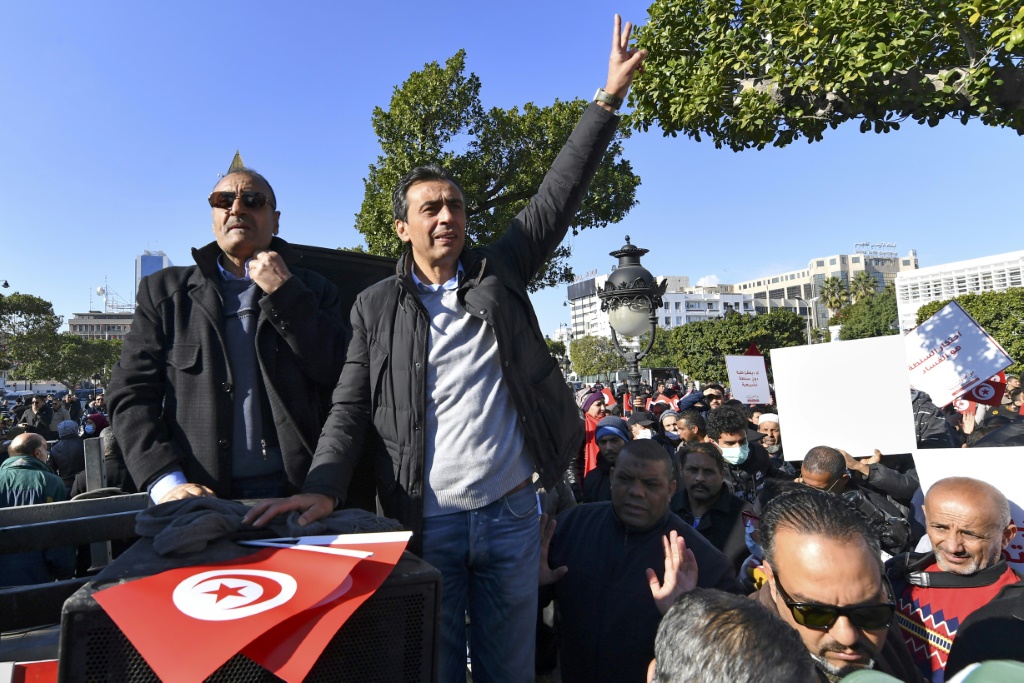 جوهر بن مبارك، عضو حملة "مواطنون ضد الانقلاب"، خلال تظاهرة ضد الرئيس قيس سعيّد في 17 كانون الأول/ديسمبر 2021 في العاصمة تونس (ا ف ب)