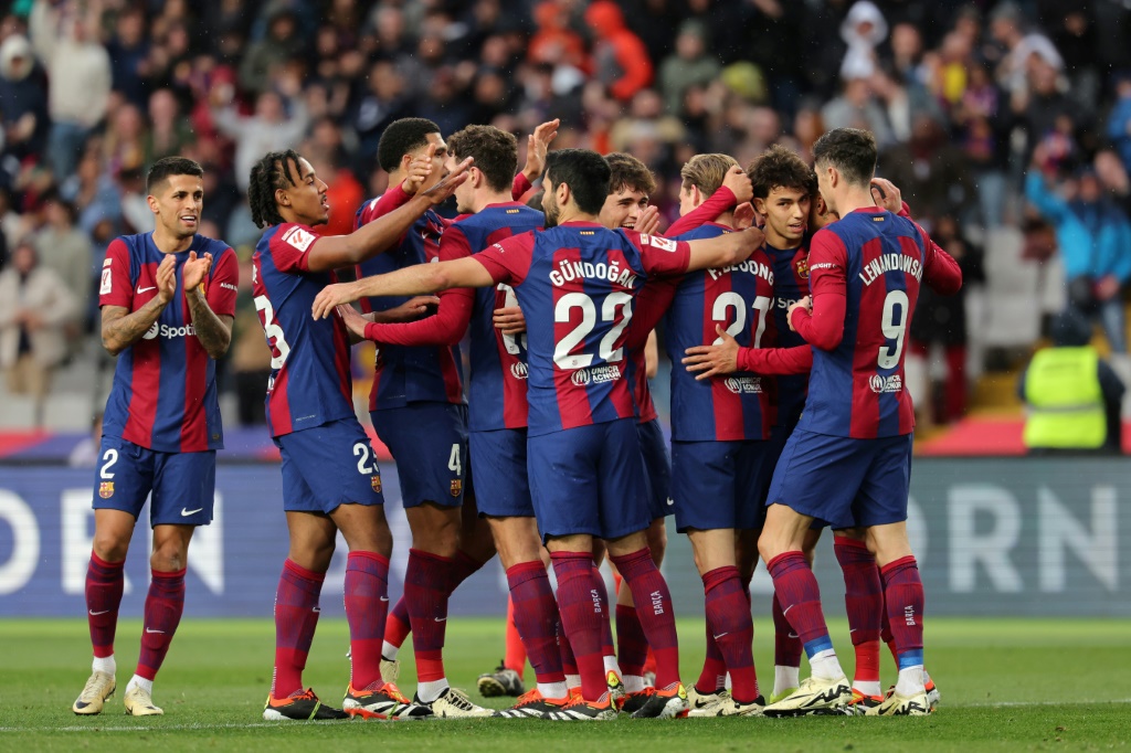 لاعبو برشلونة يحتفلون بالهدف الثالث في مرمى خيتافي (3-0) السبت، ضمن المرحلة 26 من الدوري الإسباني لكرة القدم (ا ف ب)