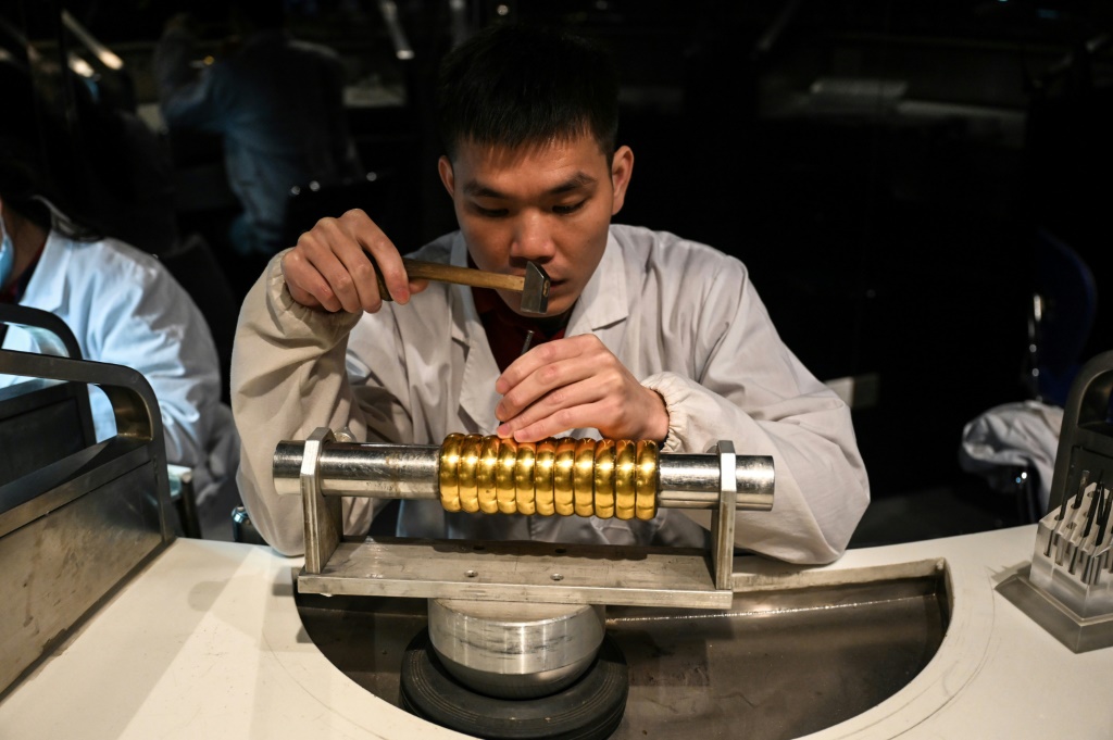 صائغ في ورشة للذهب والمجوهرات في مدينة فوشان بمقاطعة غوانغدونغ الصينية في 26 كانون الثاني/يناير 2024 (ا ف ب)