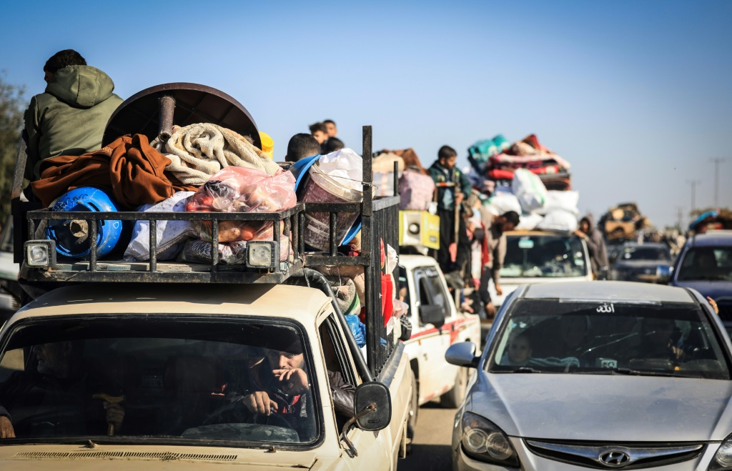 عائلات في غزة تهرب من خان يونس على الطريق الساحلي المؤدي إلى رفح (ا ف ب)