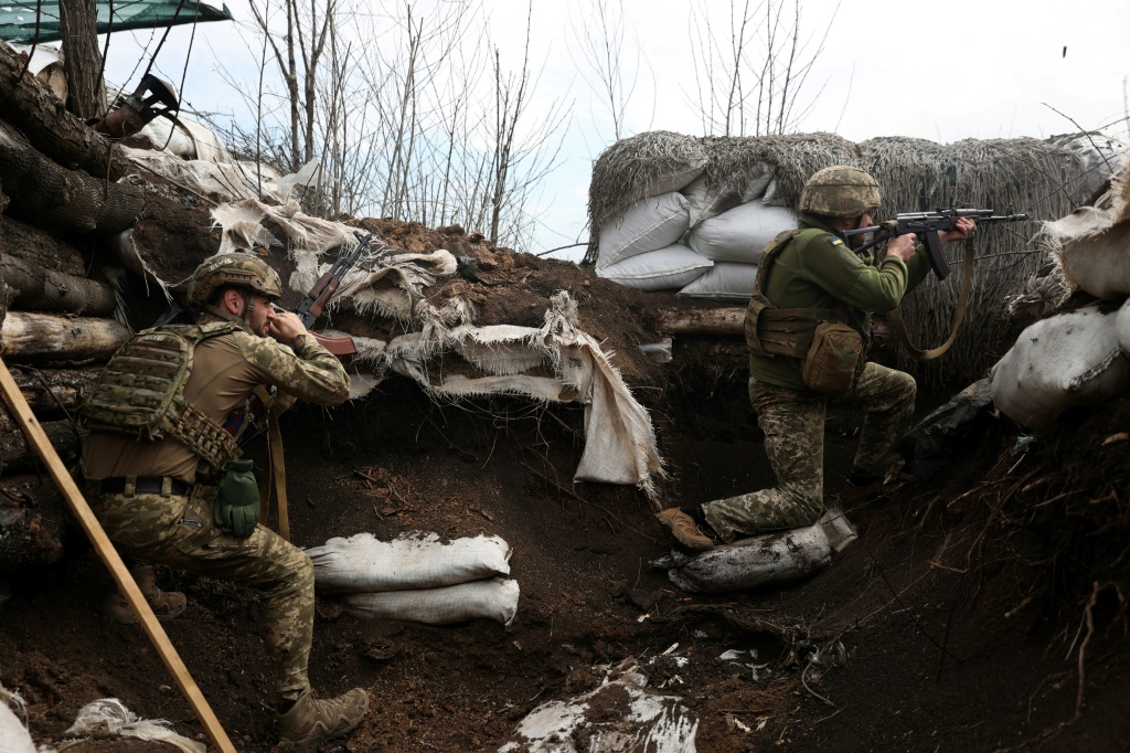 جنود اوكرانيون يتحصنون على خط الجبهة في منطقة لوغانسك في 11 نيسان/ابريل 2022 (ا ف ب)