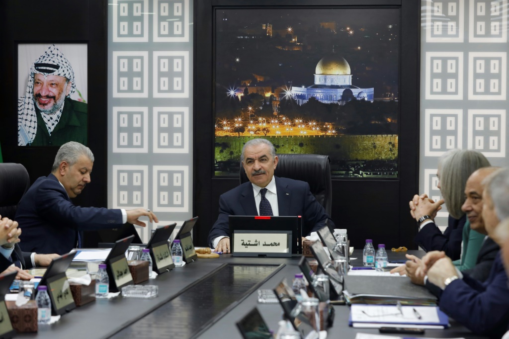 رئيس الحكومة الفلسطينية محمد اشتية ليجا خلال مجلس الوزراء الذي قدم خلاله مقالة حكومته في 26 شياط/فبراير 2024. (ا ف ب)