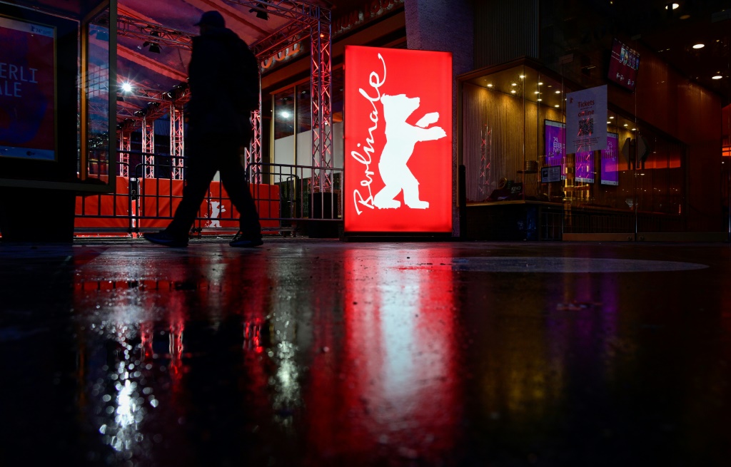 رجل يسير أمام شعار مهرجان برلين السينمائي في برلين بتاريخ 19 شباط/فبراير 2024 (ا ف ب)