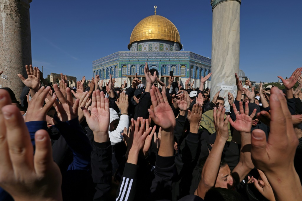 فلسطينيون يتظاهرون في باحة المسجد الأقصى في القدس (ا ف ب) 