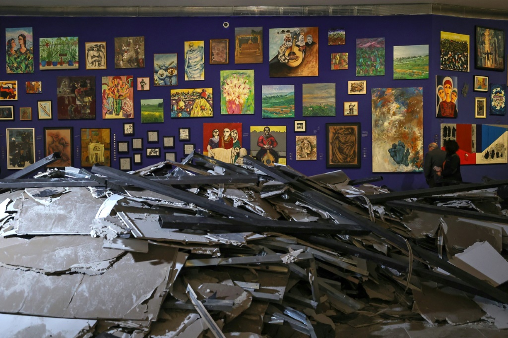 أعمال لفنانين من قطاع غزة في متحف بيرزيت في الضفة الغربية المحتلة في 11 شباط/فبراير 2024 (ا ف ب)