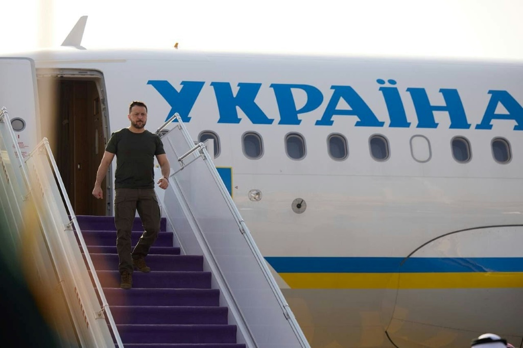 الرئيس الأوكراني فولوديمير زيلينسكي لدى وصوله الى السعودية في 27 شباط/فبراير 2024 (ا ف ب)