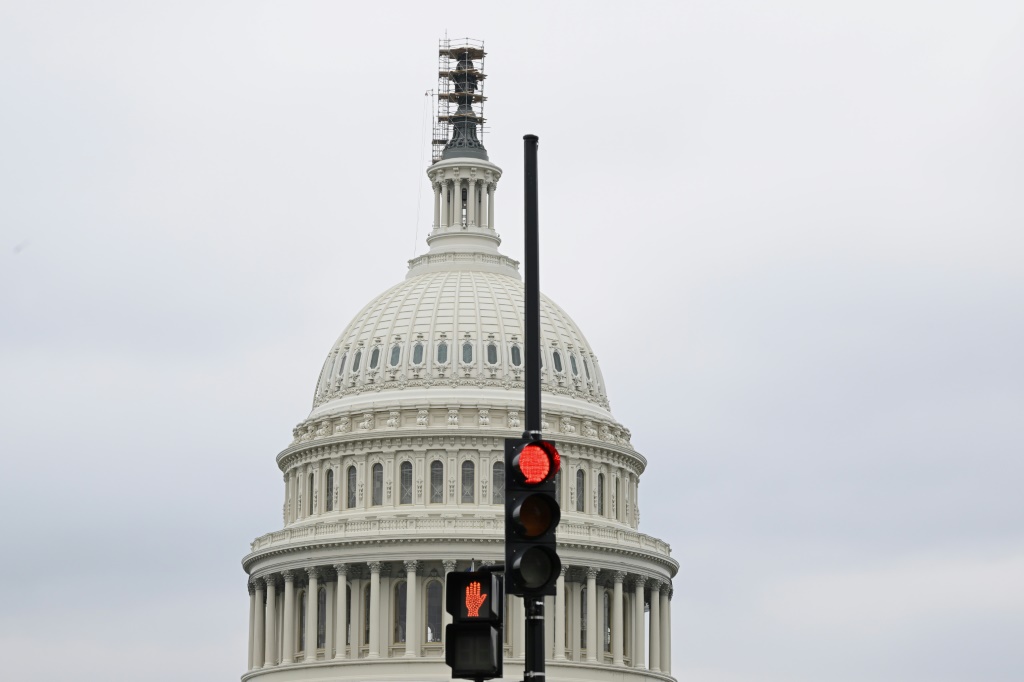 قبة الكونغرس الأميركي بادية من خلف إشارة مرور في واشنطن في 28 أيلول سبتمبر 2023 (ا ف ب)