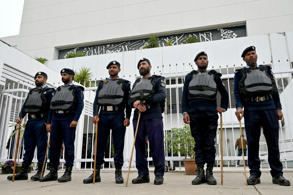 أفراد أمن يحرسون خارج الجمعية الوطنية الباكستانية قبل أن يبدأ المشرعون في التوافد لأداء اليمين بعد انتخابات 8 فبراير/شباط (ا ف ب)