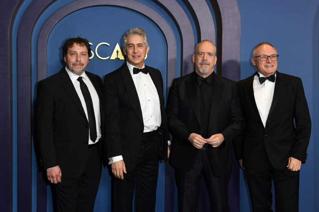 خبير التوليف كيفن تينت (إلى اليمين) مع زملائه في فيلم "يونتر برايك" خلال العشاء المخصص للمرشحين لجوائز الأوسكار في 12 شباط/فبراير 2024 في لوس أنجليس (ا ف ب)
