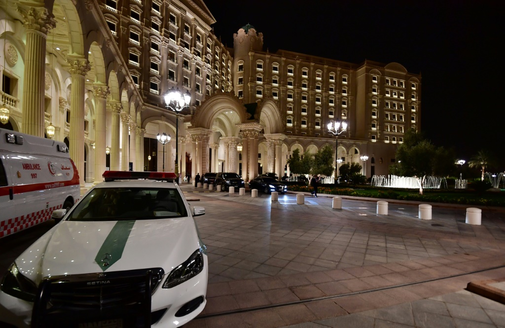سيارة شرطة سعودية تتمركز أمام فندق 