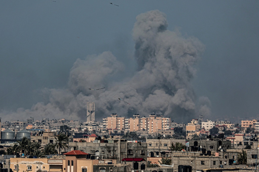 طائرات ورقية فوق رفح وتصاعد الدخان إثر قصف اسرائيلي على خان يونس بجنوب قطاع غزة، في 20 شباط/فبراير 2024. (ا ف ب)