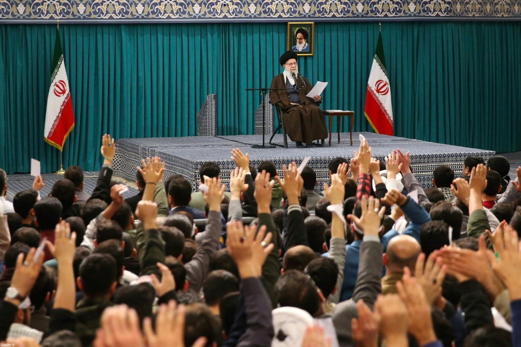 المرشد الأعلى للجمهورية الإسلامية آية الله علي خامنئي خلال استقباله جمعا من الشبان في طهران في 28 شباط/فبراير 2024 (ا ف ب)