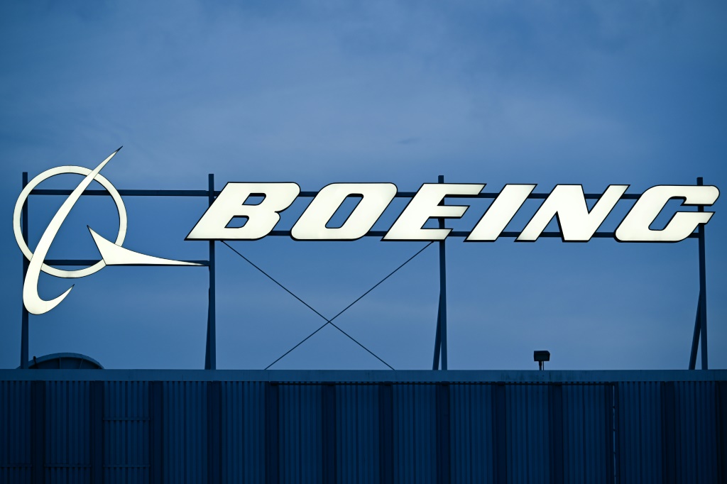 شعار بوينغ أمام مكاتب الشركة قرب مطار لوس أنجليس في إل سيغوندو بولاية كاليفورنيا، في 18 كانون الثاني/يناير 2024 (ا ف ب)   