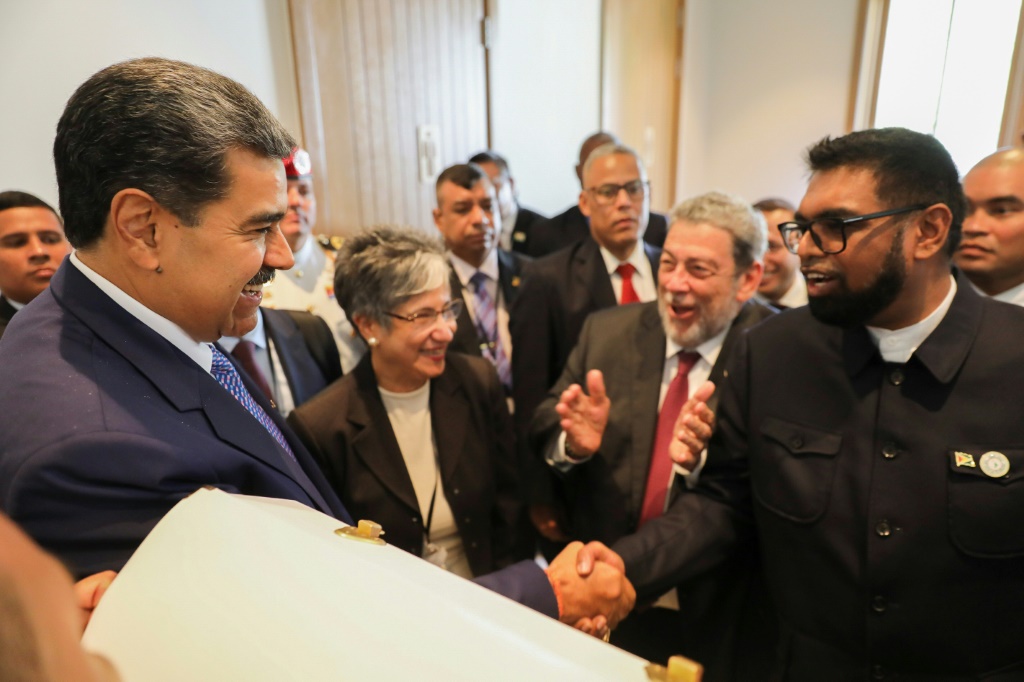 صورة نشرتها الرئاسة الفنزويلية تظهر الرئيس نيكولاس مادورو (يسار) مصافحا رئيس غوايانا عرفان علي خلال قمة مجموعة سيلاك في كينغستاون، في الأول من آذار/مارس 2024 (ا ف ب)