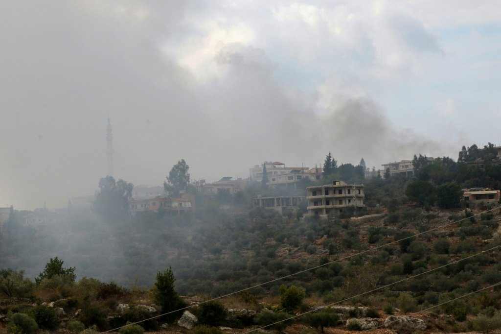 تصاعد الدخان من تل عقب قصف إسرائيلي لمناطق قرب قرية الضهيرة الحدودية في جنوب لبنان، في 11 تشرين الأول أكتوبر 2023 (ا ف ب)