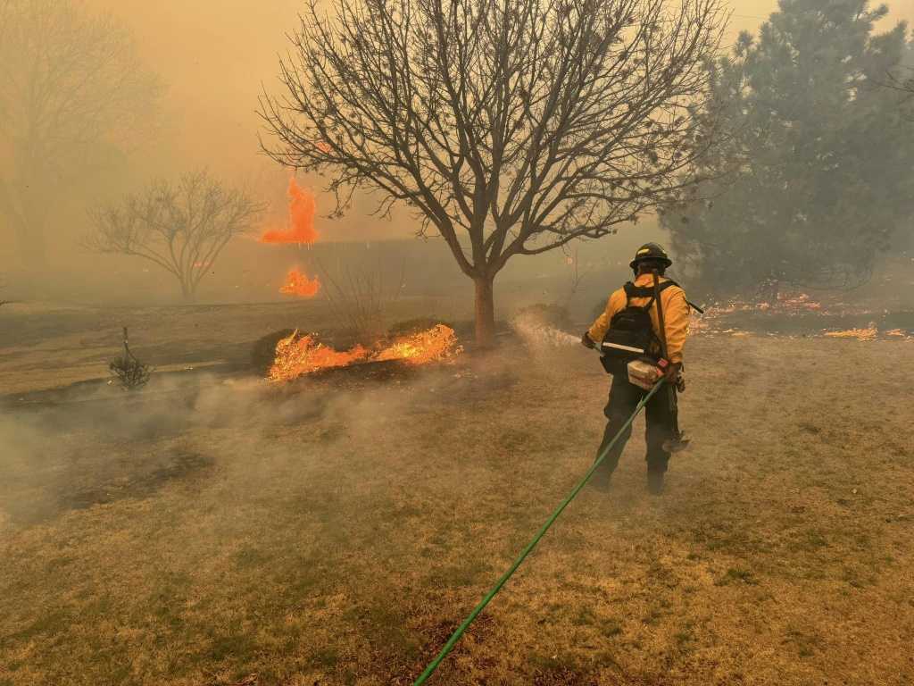رجل اطفاء يصارع ألسنة اللهب في حرائق في تكساس. في 24 شباط/فبراير 2024. (أ ف ب)   