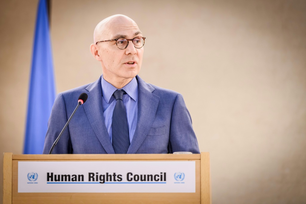 مفوض الأمم المتحدة السامي لحقوق الإنسان فولكر تورك يلقي كلمة في افتتاح الدورة 55 لمجلس حقوق الإنسان في جنيف في 26 شباط/فبراير 2024 (أ ف ب)   