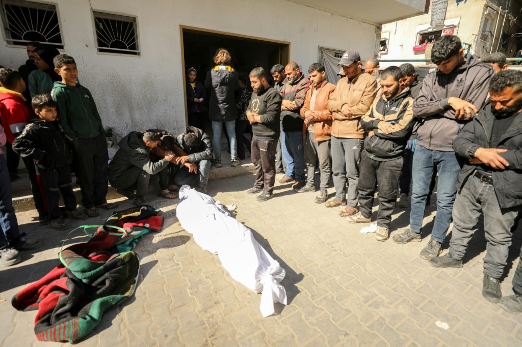 أحد ضحايا الحشد في غزة الذي اندفع على شاحنات المساعدات الإنسانية (أ ف ب) 
