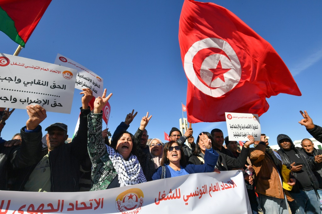 تظاهرة لانصار "الاتحاد العام التونسي للشغل" في العاصمة تونس فس 02 آذار/مارس 2024 (ا ف ب)   
