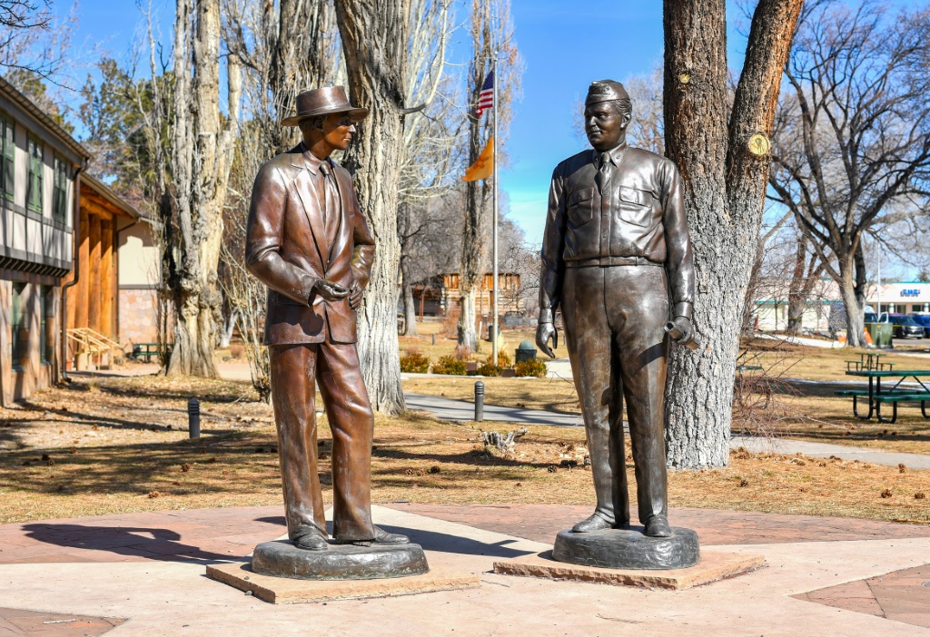 صورة التقطت في 20 شباط/فبراير 2024 في لوس ألاموس بولاية نيو مكسيكو الأميركيةل لتمثالين أحدهما لروبرت أوبنهايمر والثاني لgعميد ليزلي آر عروفز جونيور. (ا ف ب)