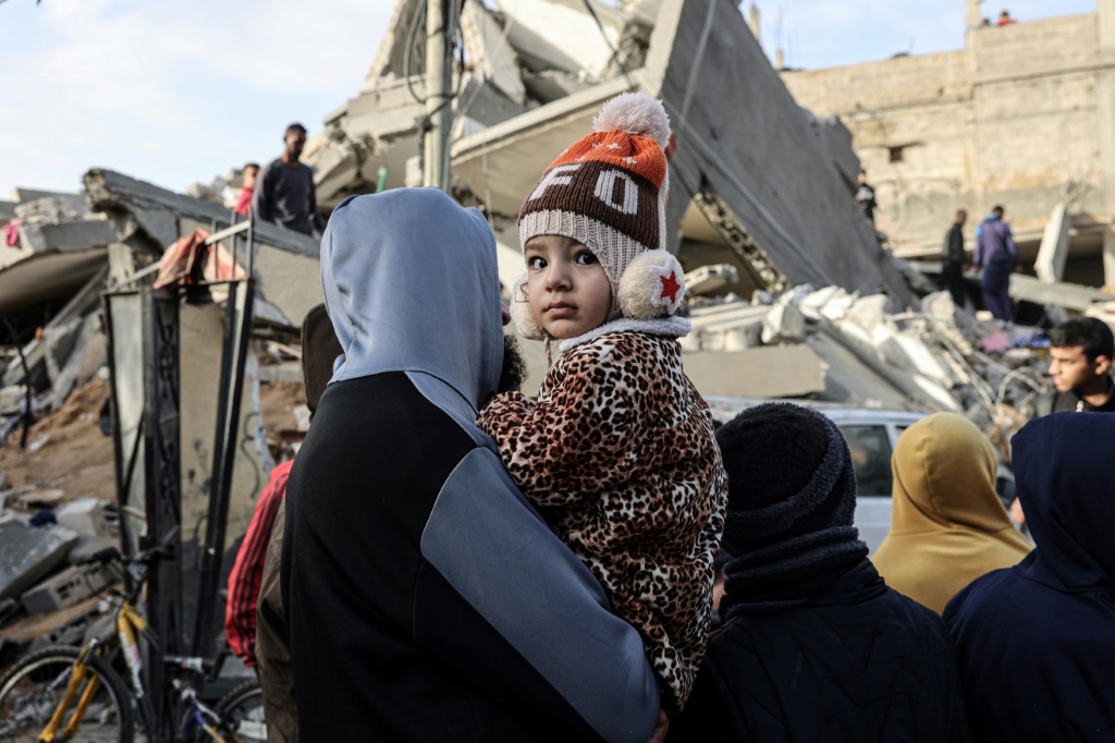 فلسطينيون يتفقدون الأضرار جراء قصف إسرائيلي في مدينة رفح في الثالث من آذار/مارس 2024 (ا ف ب)