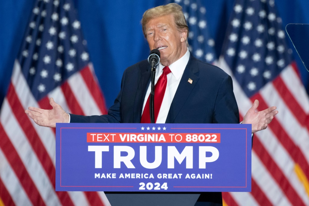 المرشح الرئاسي الجمهوري دونالد ترامب يتحدث خلال مسيرة “Get Out the Vote” في ريتشموند بولاية فيرجينيا في 2 مارس 2024 (أ ف ب)   