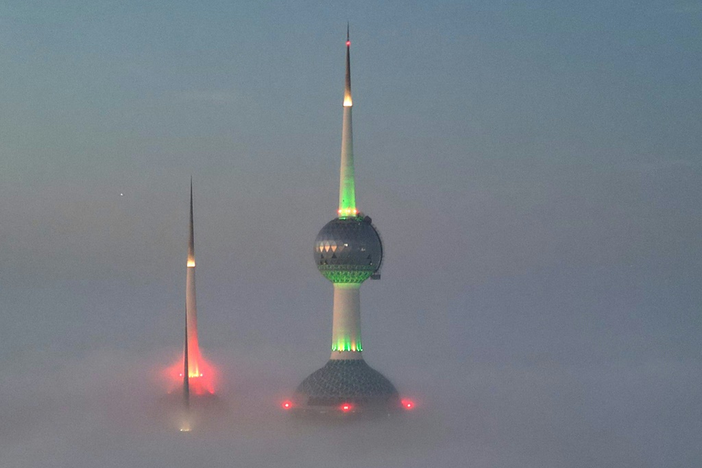 لقطة جوية تُظهر أبراج الكويت تخرق الغيوم في 10 كانون الأول ديسمبر 2023 (ا ف ب)