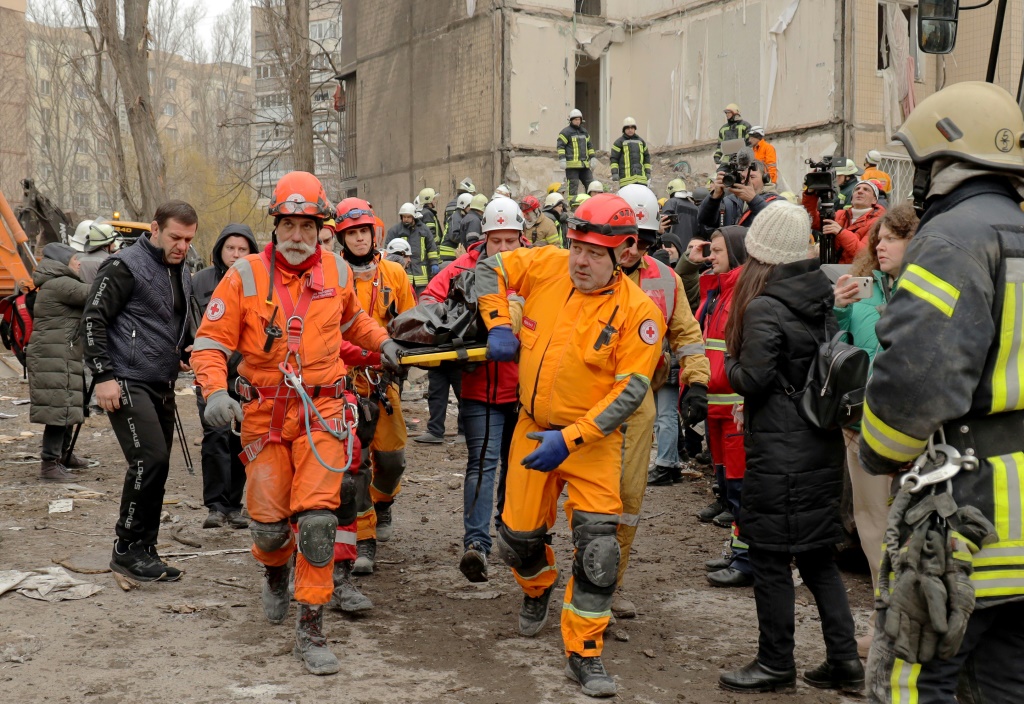 رجال إنقاذ يحملون جثة في موقع مبنى سكني متعدّد الطوابق تعرض لأضرار بالغة، في أعقاب هجوم بطائرة روسية بدون طيار، في أوديسا، في 2 آذار/مارس 2024 (ا ف ب)