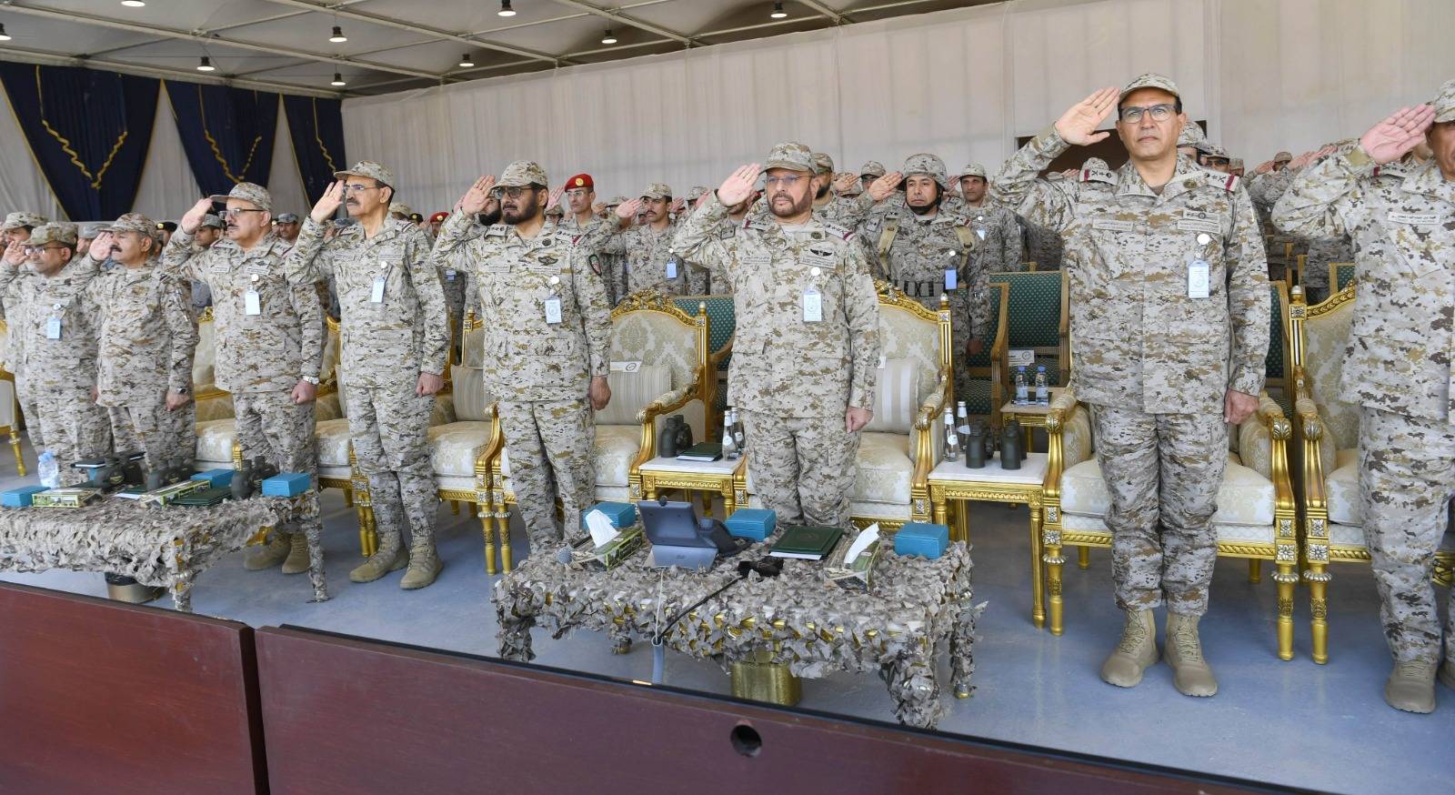 الفريق الأول الركن فياض الرويلي رئيس هيئة الأركان العامة بالمنطقة الشمالية شهد اختتام مناورات التمرين (وزارة الدفاع السعودية)