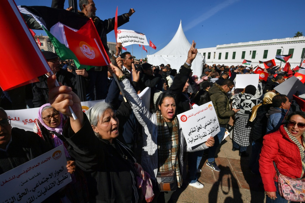 نقابيون يرددون شعارات في شوارع تونس احتجاجا على مشروع قانون سيمنح السلطات صلاحيات بشأن إنشاء جمعيات ومنظمات غير حكومبة، في الثاني من آذار/مارس 2024. (ا ف ب)