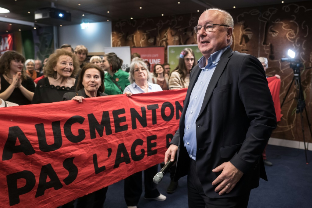 بيير إيف ميلارد (ديموقراطي)، رئيس اتحاد النقابات العمالية السويسرية، في 3 آذار/مارس 2024 في برن (ا ف ب)