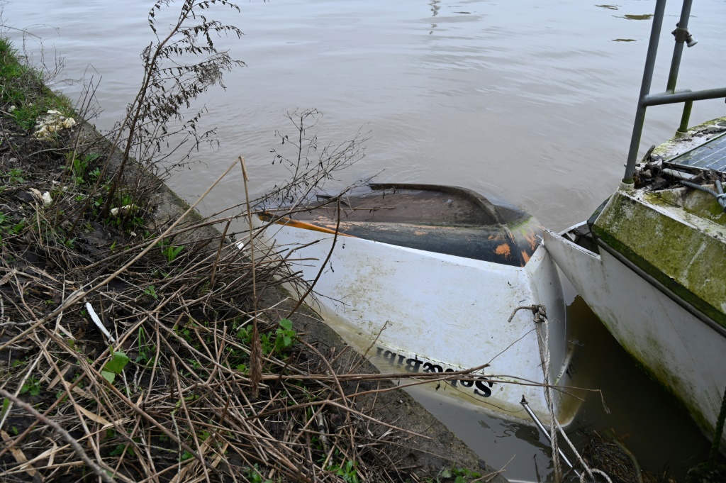 صورة التُقطت في واتن بشمال فرنسا في الثالث من آذار/مارس 2024 تُظهر قاربًا صغيرًا كان يقلّ مهاجرين بعد جنوحه في قناة تصبّ في بحر الشمال (ا ف ب)