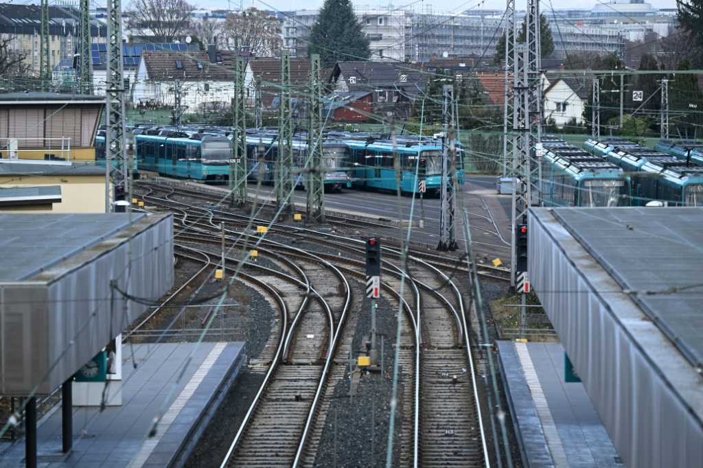 قطارات الترامواي متوقفة عن العمل خلال إضراب لعمال المواصلات المحلية العامة في فرانكفورت (الغرب) في 2 شباط/فبراير 2024 (أ ف ب)
