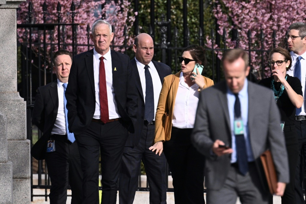 الوزير في حكومة الحرب الإسرائيلية بيني غانتس (الثاني من اليسار) مغادرا البيت الأبيض بعد لقاء نائية الرئيس الأميركي كامالا هاريس في الرابع من آذار/مارس 2024 (ا ف ب)