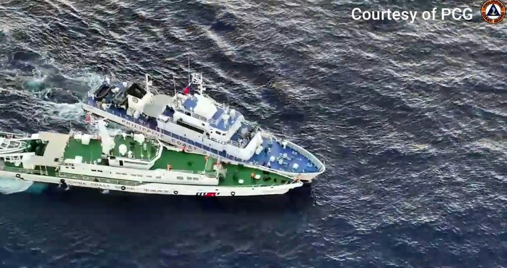 تُظهر لقطة من لقطات فيديو جوية الاصطدام بين سفن خفر السواحل الصينية والفلبينية (ا ف ب)