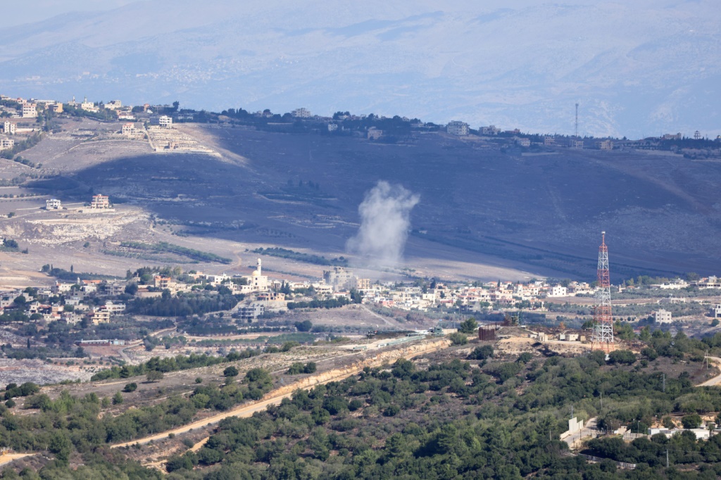 لفتت الوكالة إلى أن إسرائيل "أطلقت طيلة الليل القنابل المضيئة فوق القرى الحدودية المتاخمة للخط الأزرق (أ ف ب)