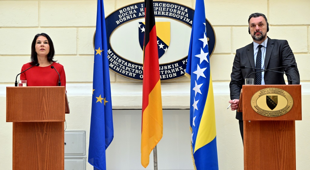 وزير خارجية البوسنة علم الدين كوناكوفيتش ونظيرته الألمانية أنالينا بيربوك خلال مؤتمر صحافي في ساراييفو الثلاثاء 5 آذار/مارس 2024 (ا ف ب)